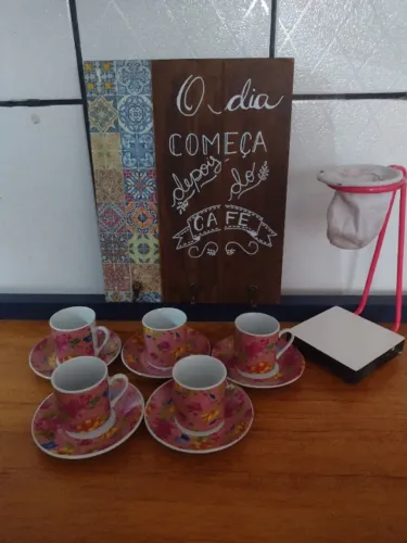 Xícaras de café rosas com coador