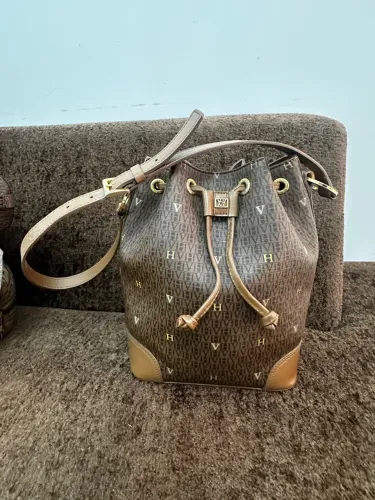 Bolsa Victor Hugo - Modelo Saco em couro