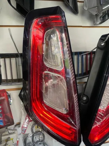 Lanterna traseira esquerda fiat Punto 