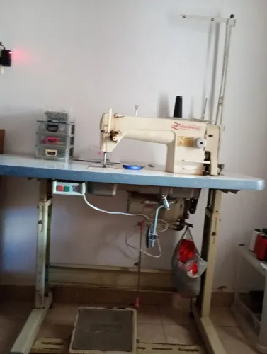 Máquina industrial reta em perfeito estado de conservação 