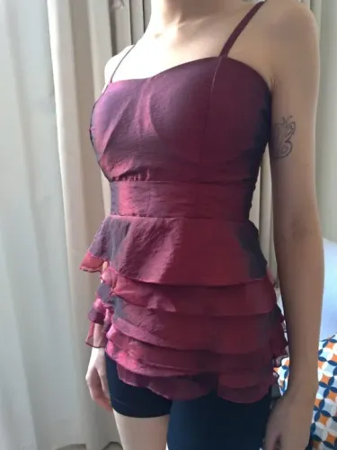 Blusa com babados em tecido tipo tafetá. Tamanho P
