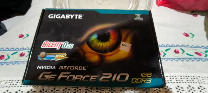 Placa de vídeo Gigabyte GeForce GT 210, modelo GV-N210SL-1GI.