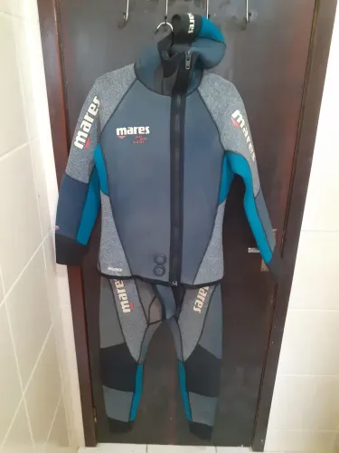 Roupa de mergulho marca Mares modelo Ergoteck 