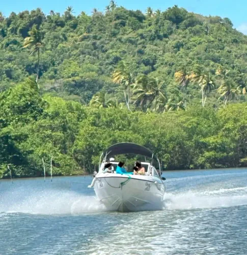 Lancha Phoenix impecável para seus momentos de lazer!