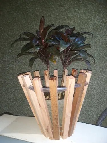 Lindo cachepô cônico de mesa 