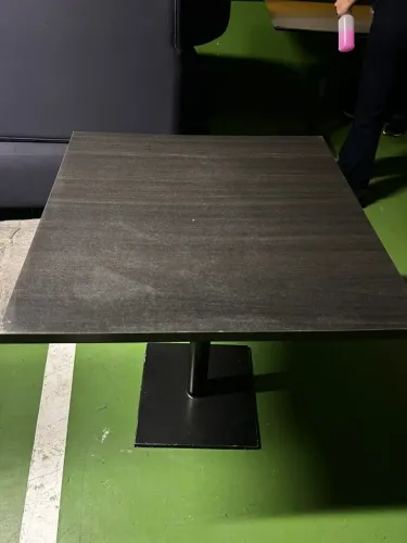 Mesa Quadrada Preta (Com um pouco de desgaste)