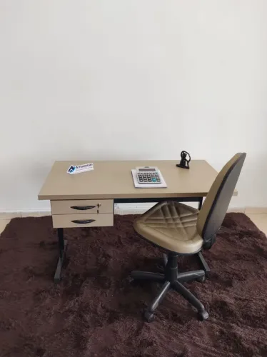 Mesa de escritório com Gavetas
