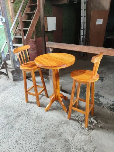 Mesa bistrô com 2 bancos altos com recosto de madeira maciça
