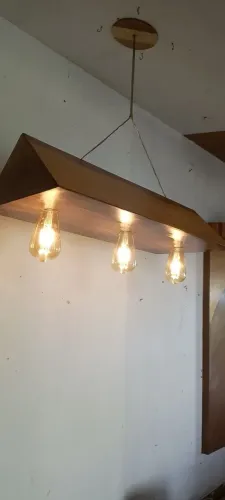 Luminária em madeira com marchataria 