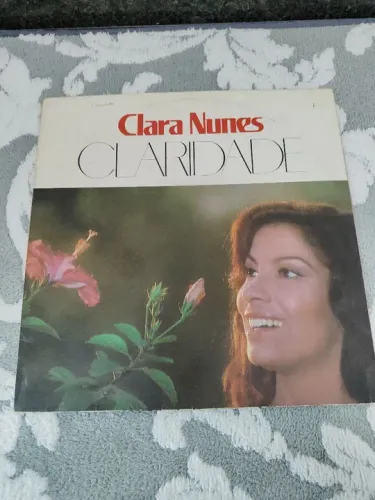 2 Discos de Vinil Clara Nunes Anos 1975 e 1976