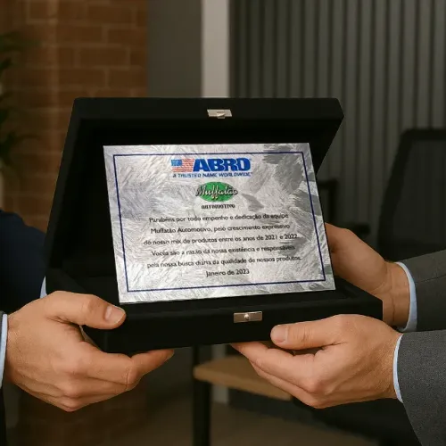 Maleta de veludo com placa de homenagem