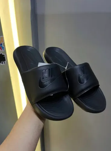 CHINELO NIKE VICTORI ONE<br>Conforto que você sente só de olhar!
