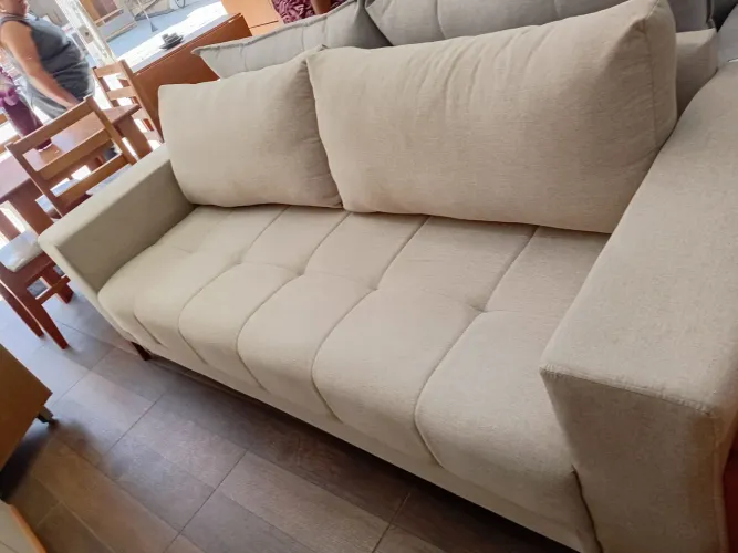 Vendo sofá de Linho Cru de 5 lugares e pés em madeira .