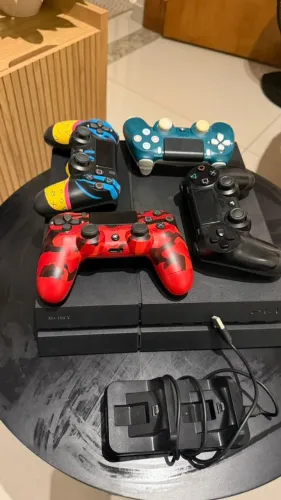 PS4 500GB Sony + 4 Controles + Carregador Duplo