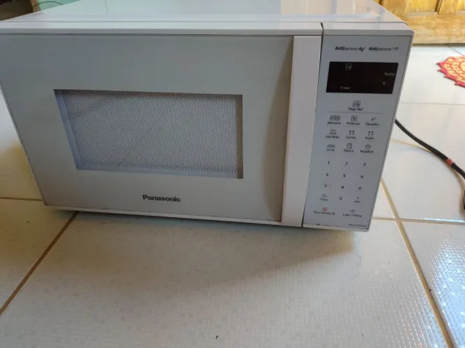 Vendo 1 microondas Panasonic 127wts bem conservado estado de novo valor 150.