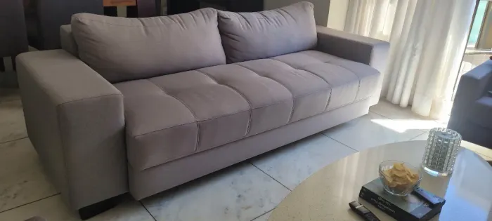Sofa de 3 lugares, com almofadas fixas da Prima Linea.