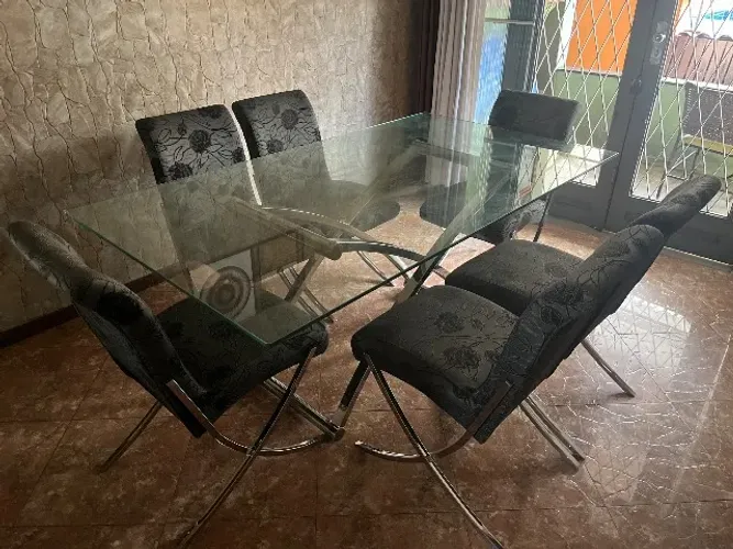 Mesa de vidro com 6 cadeiras