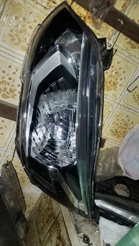 Vendo este farol do Onix original do lado esquerdo lado do motorista e a lanterna de LED