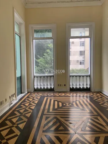 Prédio comercial na Magalhães Barata em São Brás com 24 salas