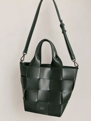 Linda bolsa couro Arezzo verde militar, espaçosa, acompanha saco bag