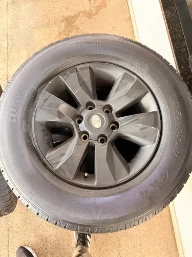 Rodas e pneus Toyota Hilux 
