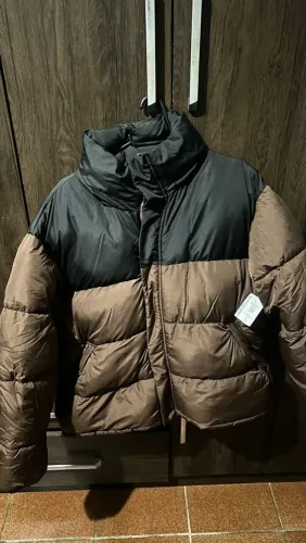 jaqueta puffer marrom com gola alta e ziper