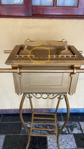 Arca da Aliança Dourada com Suporte - Ideal para Igreja 40x35x25