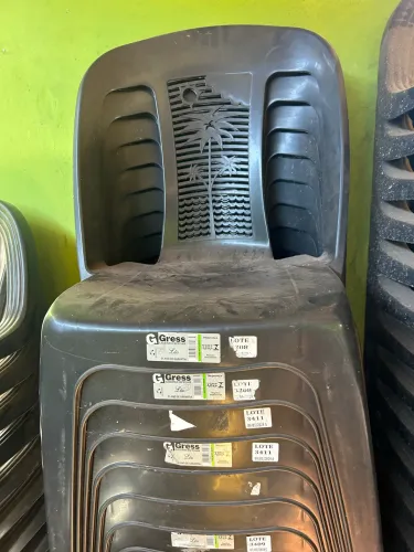 Cadeira plástico preta sem braço
