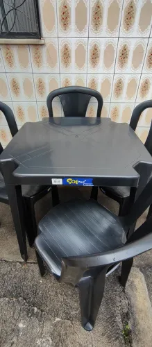 Conjunto mesa e cadeiras