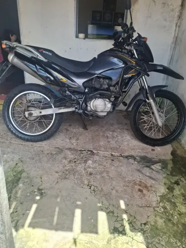 Bros 150 com apenas 2 donos,pneus novos .