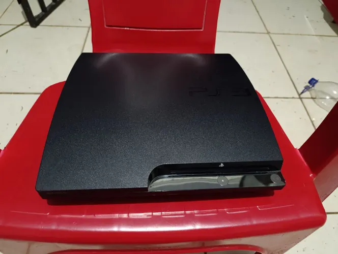 Playstation 3, 1 Terabyte, com 3 Controles