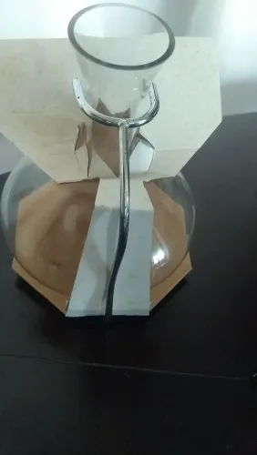 Decanter ou jarra  de vinho com suporte de apoio 