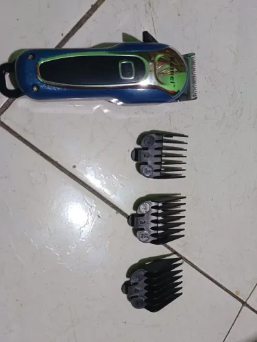 vendo máquina de cortar cabelo kemei, usada apenas 4 vezes e em perfeito estado