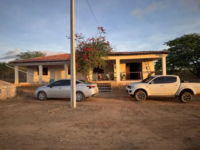 Vendemos uma FAZENDA/2.400 Hect- em Floresta -PE-muita água-Toda-pronta-preço p/hect.R$:1.