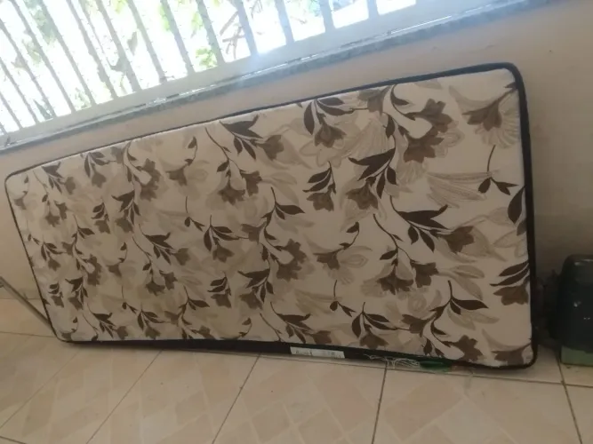Colchão solteiro e cadeiras  estofadas