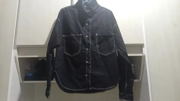 Jaqueta jeans preta com costuras brancas
