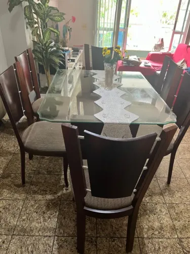 Vendo uma mesa e 6 cadeiras