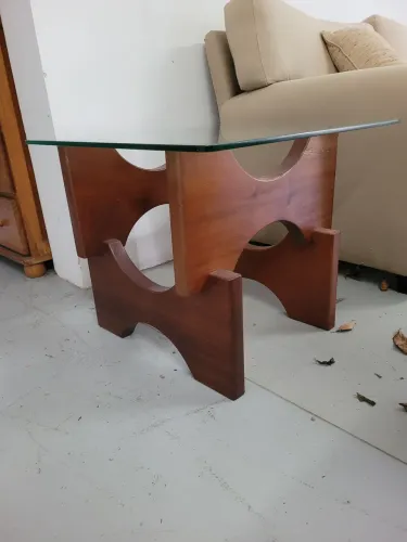 Mesa de canto com design moderno