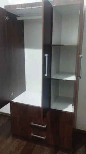 Vende-se guarda roupa solteiro.