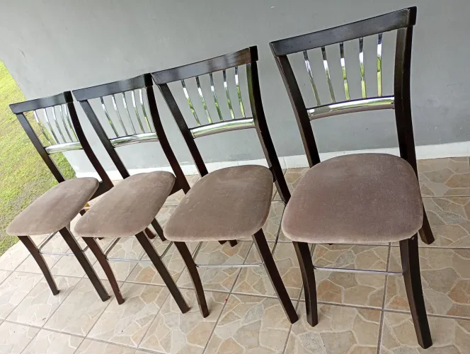 4 cadeiras estofadas em madeira