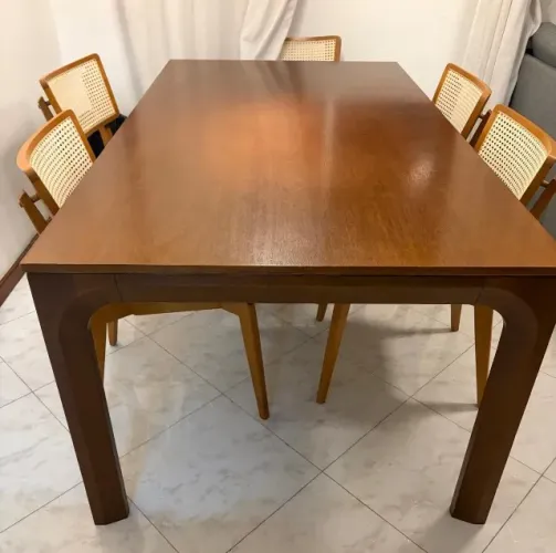 Mesa de jantar de madeira