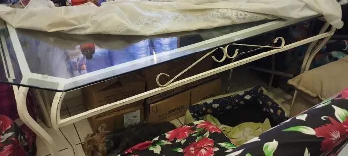 Vendo uma mesa de ferro tampa de vidro