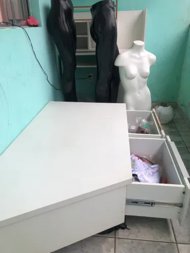 VENDO - 1 TABLADO + 3 MANEQUINS + 2 ARARAS PARA LOJA DE ROUPAS