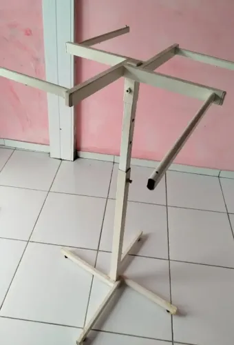 Suporte Expositor Metálico Regulável para Loja ou Feira