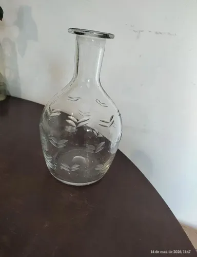 Garrafa para bebidas em vidro trabalhado