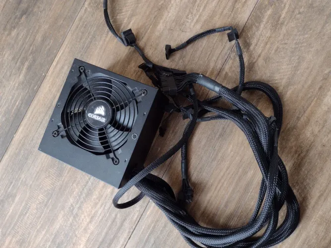 Fonte Corsair 650 watts