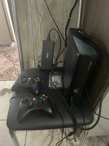 Xbox 360 com HD juntamente com 125 jogos e 2 controles!