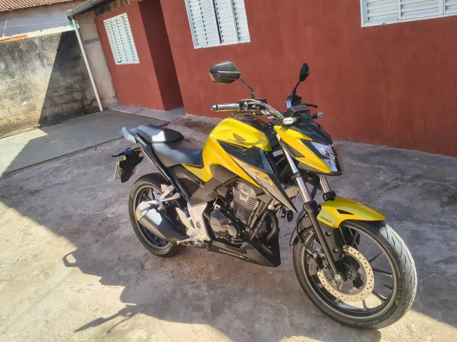 Cb 300 Twister 2024 dourada