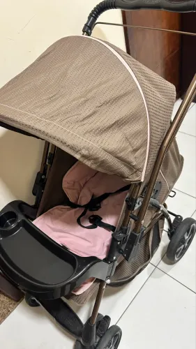 Carrinho de bebê rosa