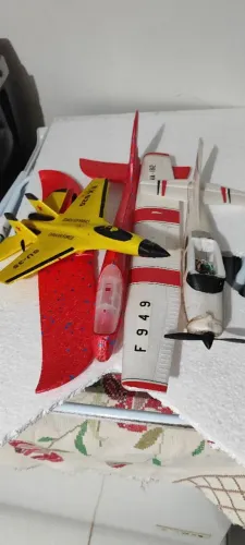 3 aviões de brinquedo 2 elétricos e 1 planador ver a imagem 2 e 7